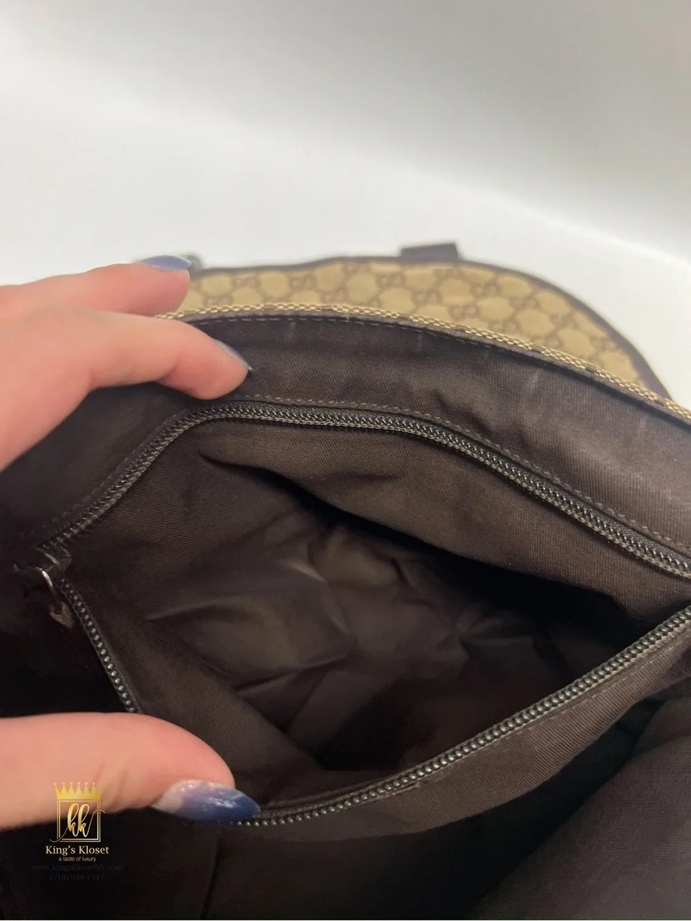 Gucci supreme messenger bag